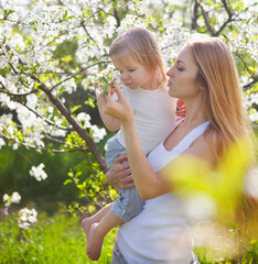 Obraz premium Happy mother and her little daughter in the spring