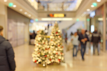 Kunden im weihnachtlich geschmückten Einkaufszentrum - Bokeh Hintergrund