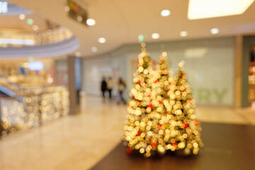 Weihnachtlich geschmücktes Einkaufszentrum - Raumsituation Bokeh Hintergrund