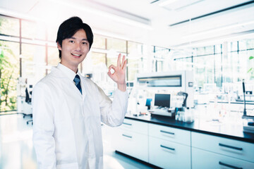 研究所で働く若い男性 © maroke