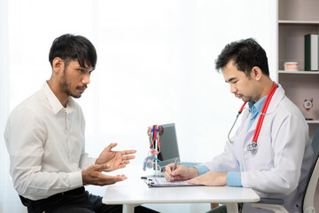 Obraz premium Doctor counseling of male patient with suspected bacterial prostatitis Prostate disease and treatment Anatomical model of the male reproductive system in the hands of a doctor.