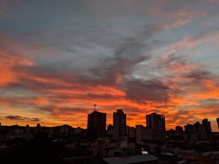 Ciudad al atardecer