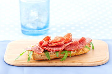 Mettwurst Herzhaft auf Brot mit Rucola