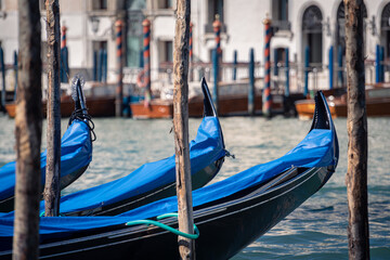 Gondolas on the Canal Grande in Venice. - obrazy, fototapety, plakaty