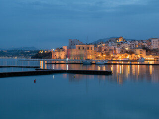 Fototapeta na wymiar Il porto di Castellammare, con il suo castello, dopo il tramonto.