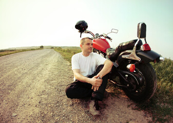 Obraz premium Biker on the country road