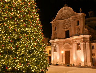 Albero di natale gigante nella piazza principale davanti l'antica chiesa di notte