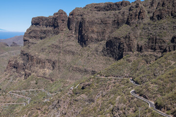 Montañas y carretera de acceso al pueblo de Masca en la isla de Tenerife, Canarias