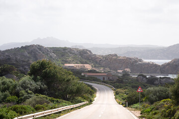 Route sur l'île de la Maddalena en Sardaigne