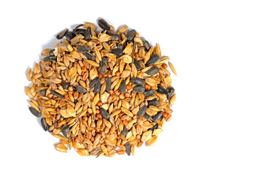 Streufutter isoliert vor weißem Hintergrund