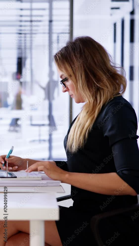 Aufkleber online taxes and invoice using computer