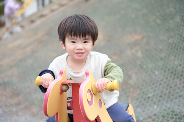 公園で遊ぶ男の子