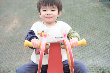 公園で遊ぶ男の子