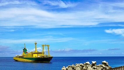 Naklejka premium 三宅島に入港する東海汽船 橘丸