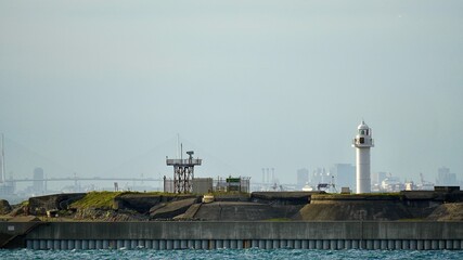 Fototapeta premium 東京湾に浮かぶ人工島である第二海堡の望遠写真