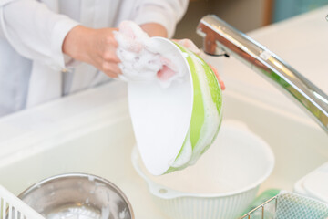 洗い物をする女性　手元