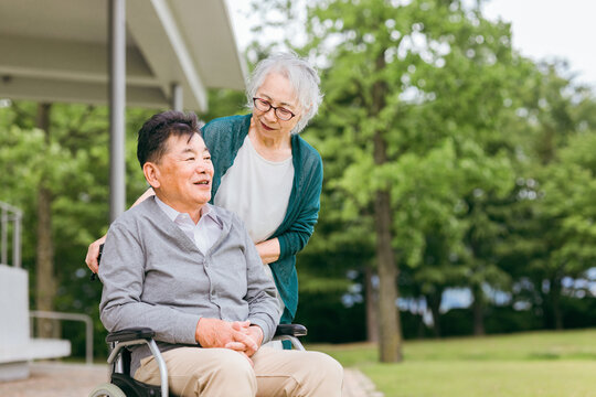 高齢者夫婦・シニア・老老介護・障がい者のイメージ
