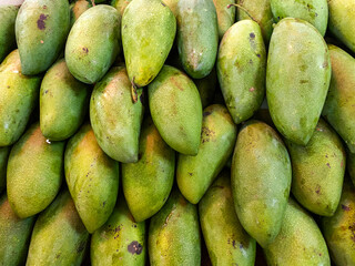 Ripe mangoes fruit obackground at market