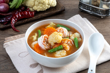  Sour curry with mixed vegetables and shrimp