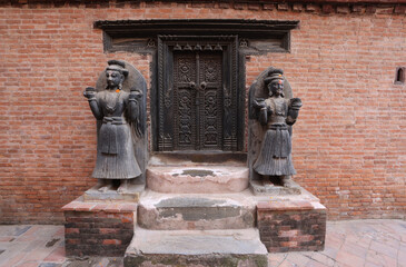 Obraz premium a woman sculpture next to Taleju Bhawani temple in kathmandu, nepal