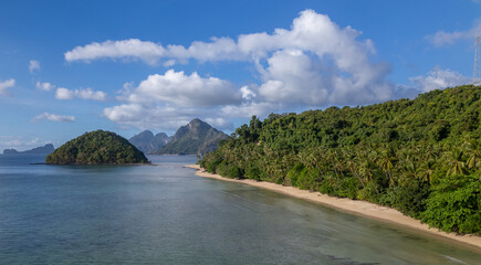 Fototapeta na wymiar Quiet tropical beach near El Nido, Palawan in the Philippines