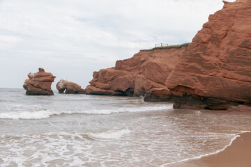 vue sur des rocher en roche rouge au bord de la mer en été lors d'une journée ennuagée