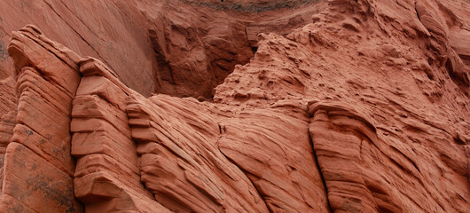 vue sur la paroi d'une falaise en roche rouge en été lors d'une journée ensoleillée - obrazy, fototapety, plakaty