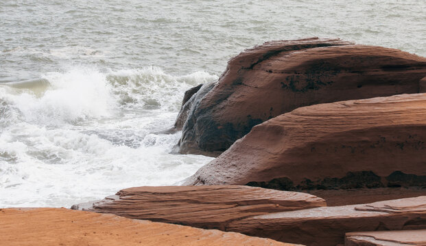 vue sur des roches rouges polies par les vagues de la mer en &eacute;t&eacute;