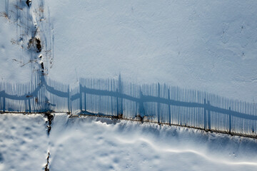 zimowy obraz polskiej wsi, drewniany płot z powietrza