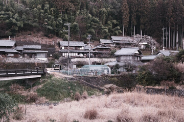 Fototapeta premium 日本の原風景。里山と古民家。京都府相楽郡和束で撮影。