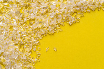 黄色背景にクリスタル