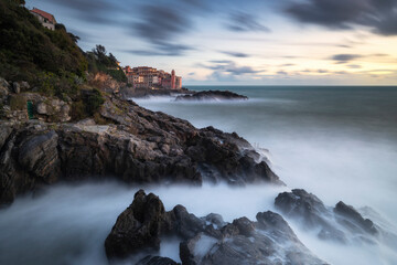 Lunga esposizione al tramonto sulla scogliera di Trigliano, frazione di Tellaro, comune di Lerici,...