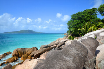 Naklejka premium Coast with big granite stones in La Digue Island, Indian Ocean, Seychelles.