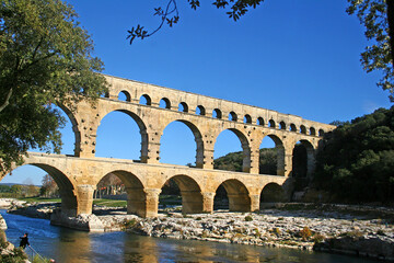 Pont du Gard sur le Gardon, aqueduc romain,  pont romain, arches,, collines, arbres architecture antique, Artenseo, pierre calcaire génie civil romain Occitanie Languedoc, Occitanie