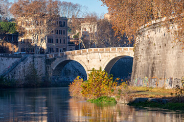 Pont à arches sur le Tibre à Rome en automne
