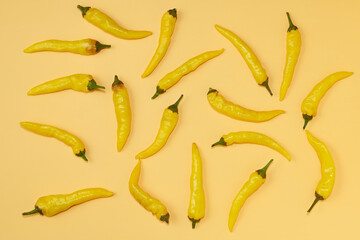 黄色系唐辛子をランダムに複数配置した黄色系背景あり真俯瞰撮影