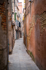 Fototapeta na wymiar A narrow alley in Venice