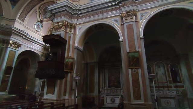 Frosolone - Panoramica della navata destra della Chiesa di Santa Maria Assunta