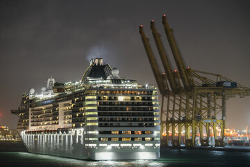 Kreuzfahrtschiff Fantasia im Hafen von Barcelona Nacht - Cruiseship cruise ship liner Fantasia in...