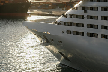Kreuzfahrtschiff Fantasia im Hafen von Barcelona - Cruiseship cruise ship liner Fantasia in port of...
