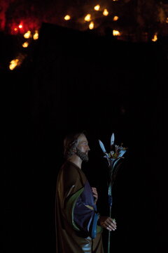 Lichterfest Pottenstein. Jedes Jahr am 6. Januar feiert die Gemeinde Pottenstein den traditionellen Abschluss der Ewigen Anbetung.