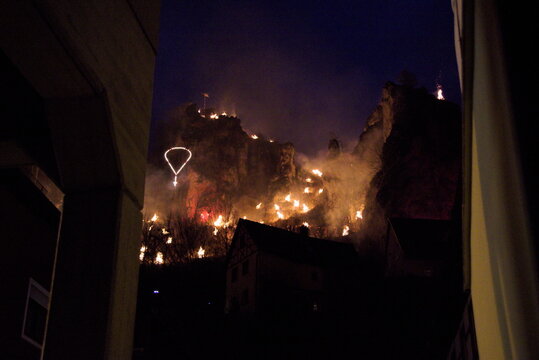 Lichterfest Pottenstein. Jedes Jahr am 6. Januar feiert die Gemeinde Pottenstein den traditionellen Abschluss der Ewigen Anbetung.