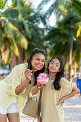 Mother and daughter go on vacation to the beach on work holidays and my mother's birthday and enjoy eating