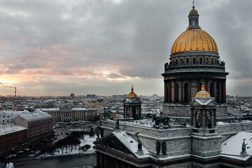 Obraz premium St. Isaac's Cathedral in St. Petersburg at dawn