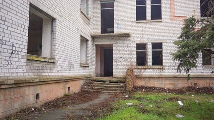 Fototapeta na wymiar Abandoned building