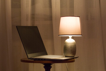 Noc, praca za laptopem, lampa, światło. - obrazy, fototapety, plakaty