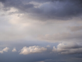 Obraz premium Dark clouds gather densely, blocking sunlight and casting a gloomy atmosphere.