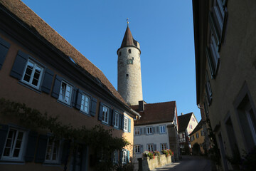 Stadtansicht von Kirchberg an der Jagst im Herbst und Blauen Himmel