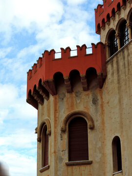 Parte superior de un castillo con techo rojo