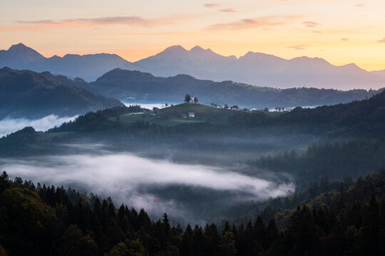 Kirche auf Hügel in Slowenien